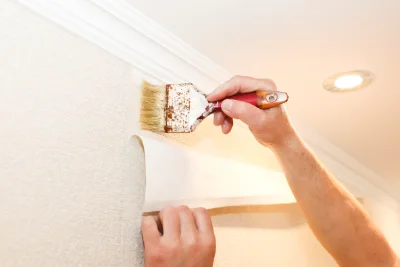 Pose de papier peint à Aussois — revêtements muraux et toiles de verre